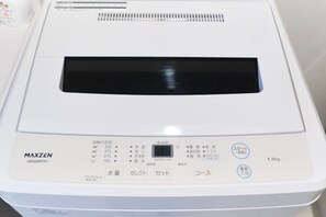 A white MAXZEN JW60WP01 laundry machine with a digital display, control panel, and a weight capacity of 6.0kg. - Fontaine Kamata by Tranova 2 (Ota City)