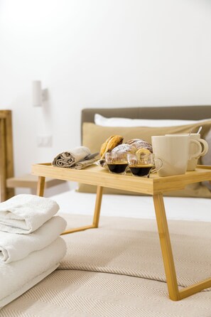 Tabla de planchar con plancha, wifi y ropa de cama