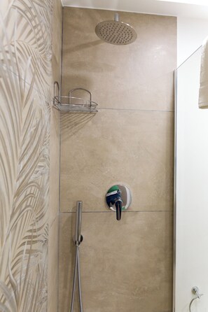 Shower, hair dryer, bidet, towels - THE HOUSE OF THE COURTYARD-apartment in the center of Naples. (Napoli)