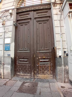 Exterior detail - THE HOUSE OF THE COURTYARD-apartment in the center of Naples. (Napoli)