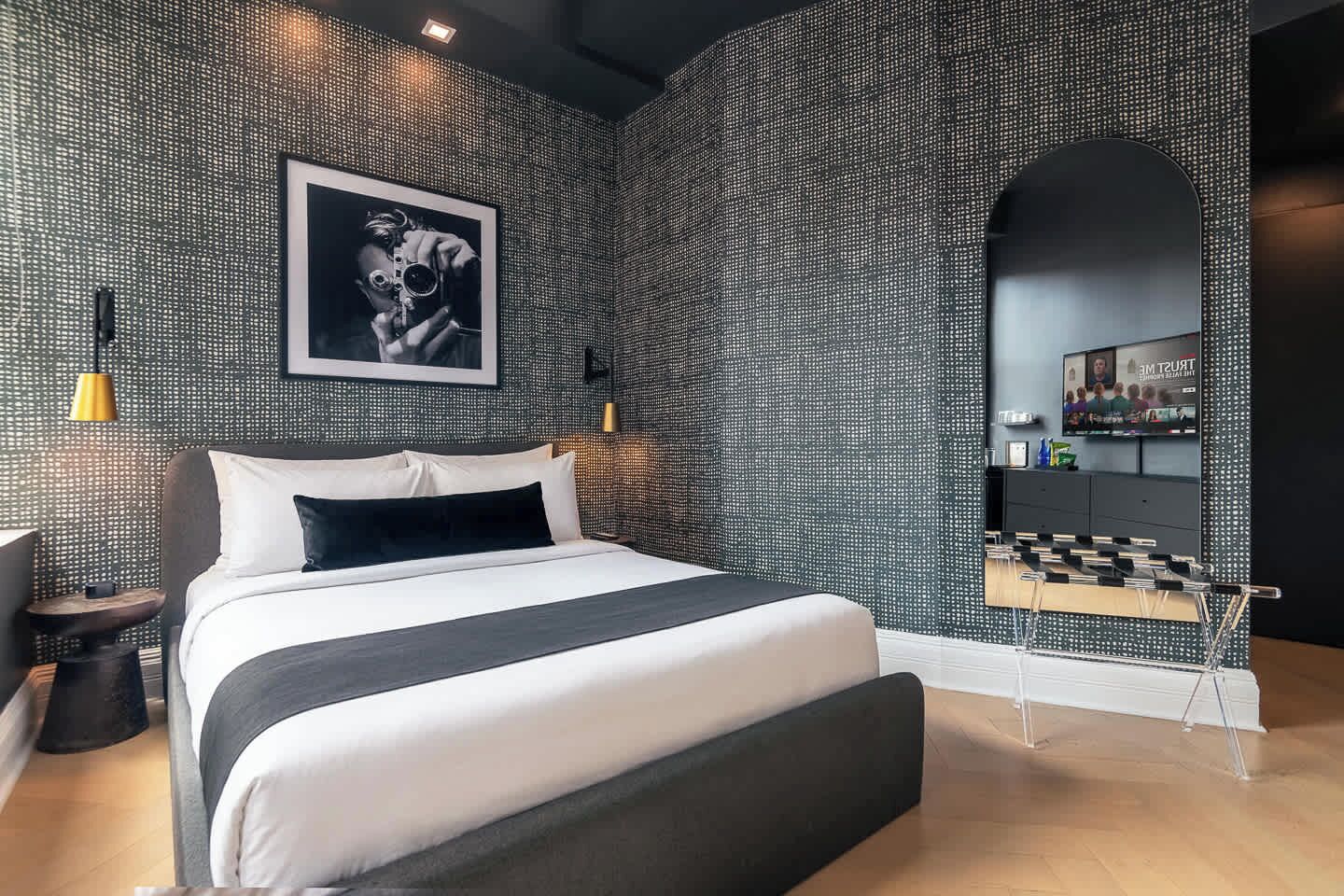 Tabla de planchar con plancha, wifi, ropa de cama