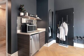 Wasserkocher mit Kaffee-/Teezubehör, Kühlschrank, Mikrowelle