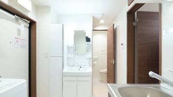Apartment | Bathroom | Combined shower/tub, free toiletries, hair dryer, slippers