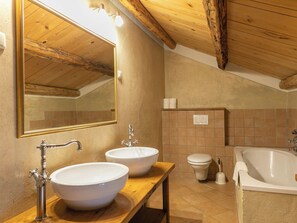 A bathroom with two sinks, a bathtub, and a toilet. - Vacation home Ita by Interhome (Barbariga)