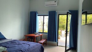 Une chambre à coucher avec un lit, un bureau et une fenêtre avec des rideaux.