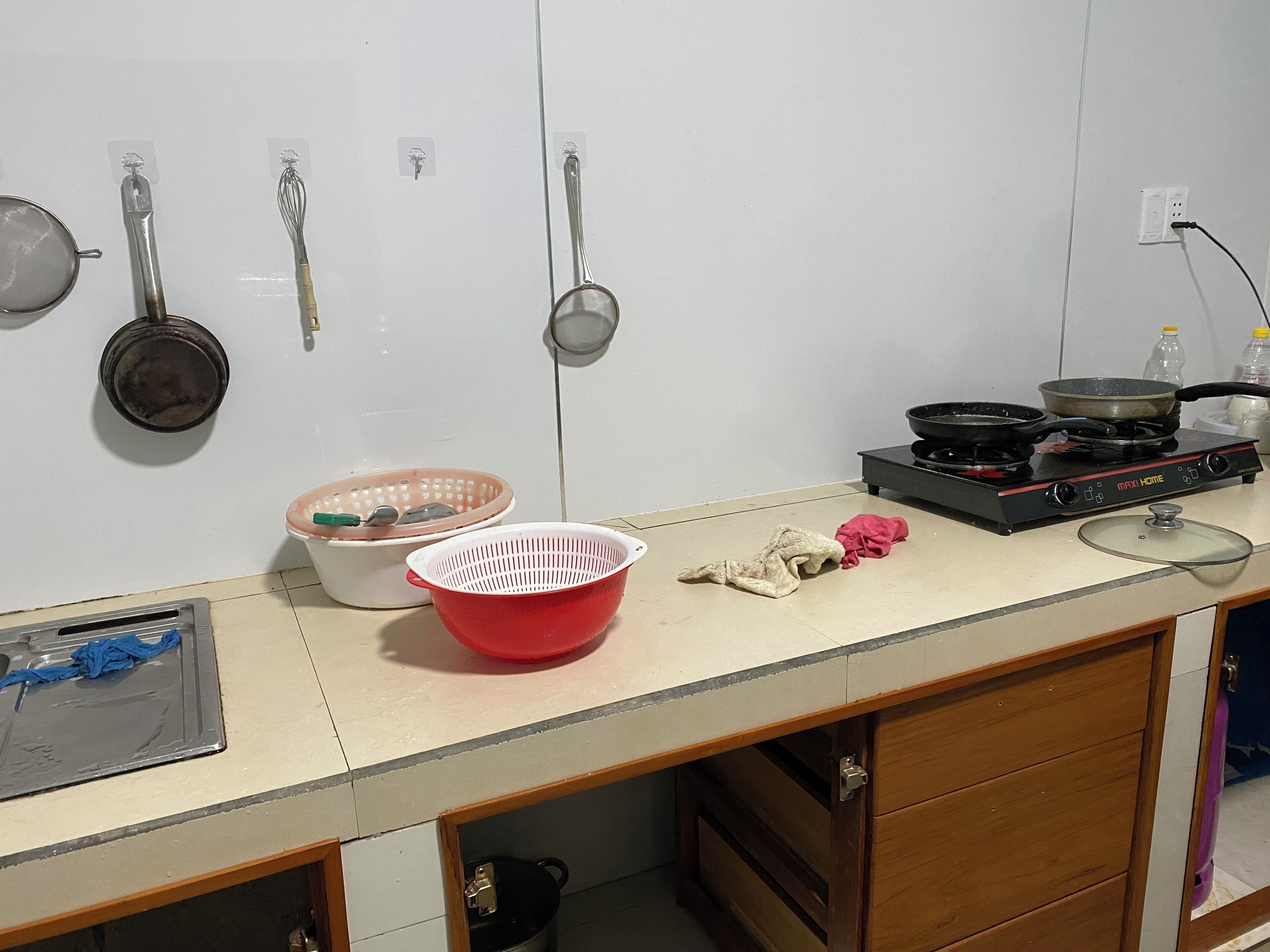 Fridge, oven, stovetop, cookware/dishes/utensils