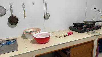 Fridge, oven, stovetop, cookware/dishes/utensils