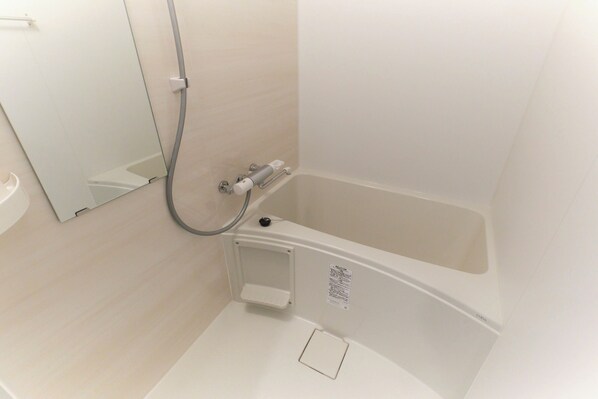 Ein Badezimmer mit Badewanne, Dusche und Toilette.