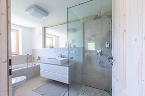 Jetted bath, hair dryer, towels, toilet paper - Vrbo Property (Oberau)