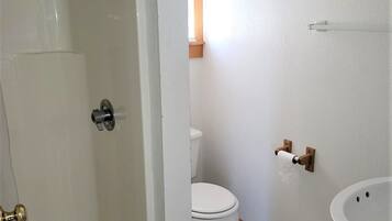 Superior huisje, 1 slaapkamer, uitzicht op zwembad | Badkamer | Handdoeken