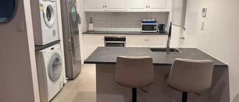 Réfrigérateur, four à micro-ondes, un four, surface de cuisson