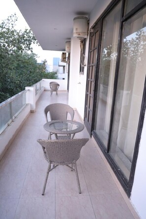 Outdoor dining - Pearl Pavilion Nr Medanta By OTABoostup (Gurugram)