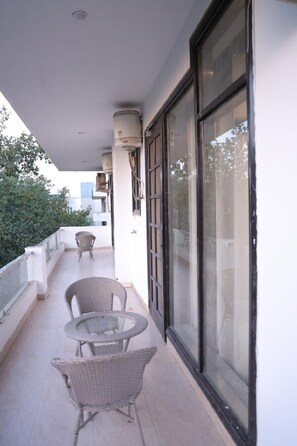 Outdoor dining - Pearl Pavilion Nr Medanta By OTABoostup (Gurugram)