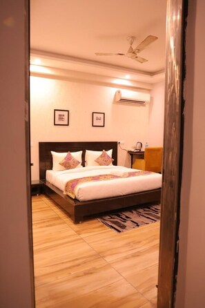 Desk, laptop workspace, free WiFi - Pearl Pavilion Nr Medanta By OTABoostup (Gurugram)