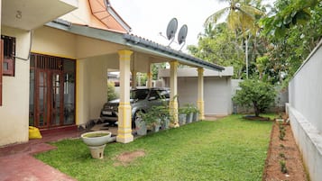 Deluxe Apartment, Garden View | Property grounds