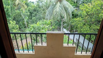 Deluxe Apartment, Garden View | Property grounds