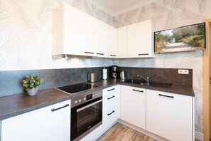 Kühlschrank, Mikrowelle, Ofen, Herdplatte