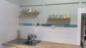 House, 2 Bedrooms, Balcony | Private kitchen
