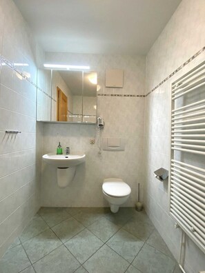 Bathroom - Vrbo Property (Neuendorf/Insel Hiddensee)