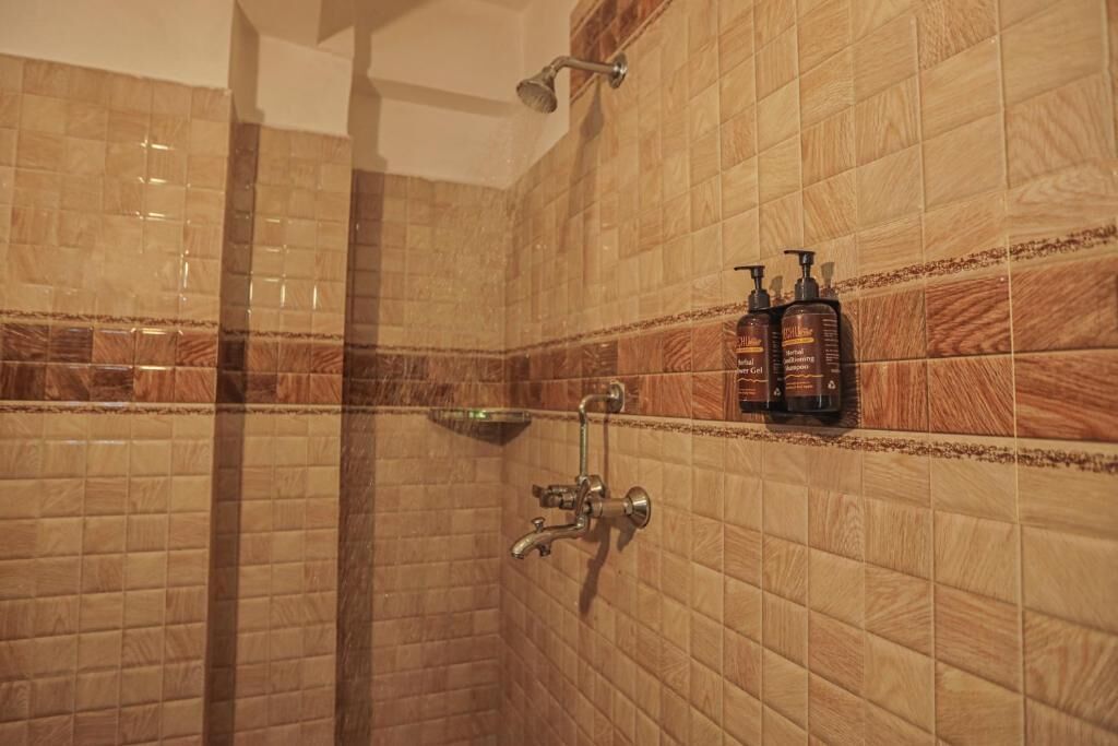 Dusche, kostenlose Toilettenartikel, Haartrockner, Hausschuhe