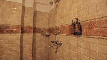 Dusche, kostenlose Toilettenartikel, Haartrockner, Hausschuhe
