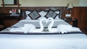 Deluxe-Doppelzimmer, Balkon, Blick auf den Innenhof | Schreibtisch, kostenloses WLAN