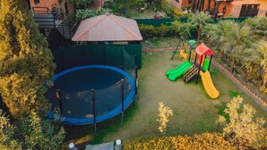 Ein Wohngebiet mit Trampolin, Rutsche und umzäunter Garten.