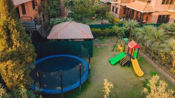 Una piscina cubierta
