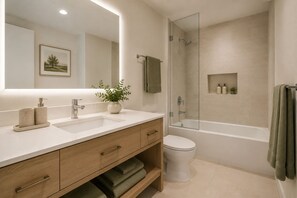 Superior-Zimmer | Badezimmer | Kostenlose Toilettenartikel, Haartrockner, Handtücher, Seife