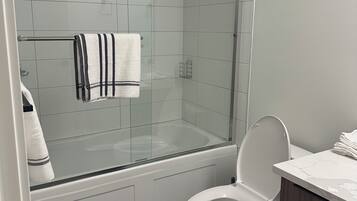 Toalhas de banho, sabonete, papel higiênico