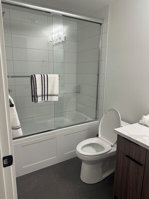 Serviettes fournies, savon, papier toilette