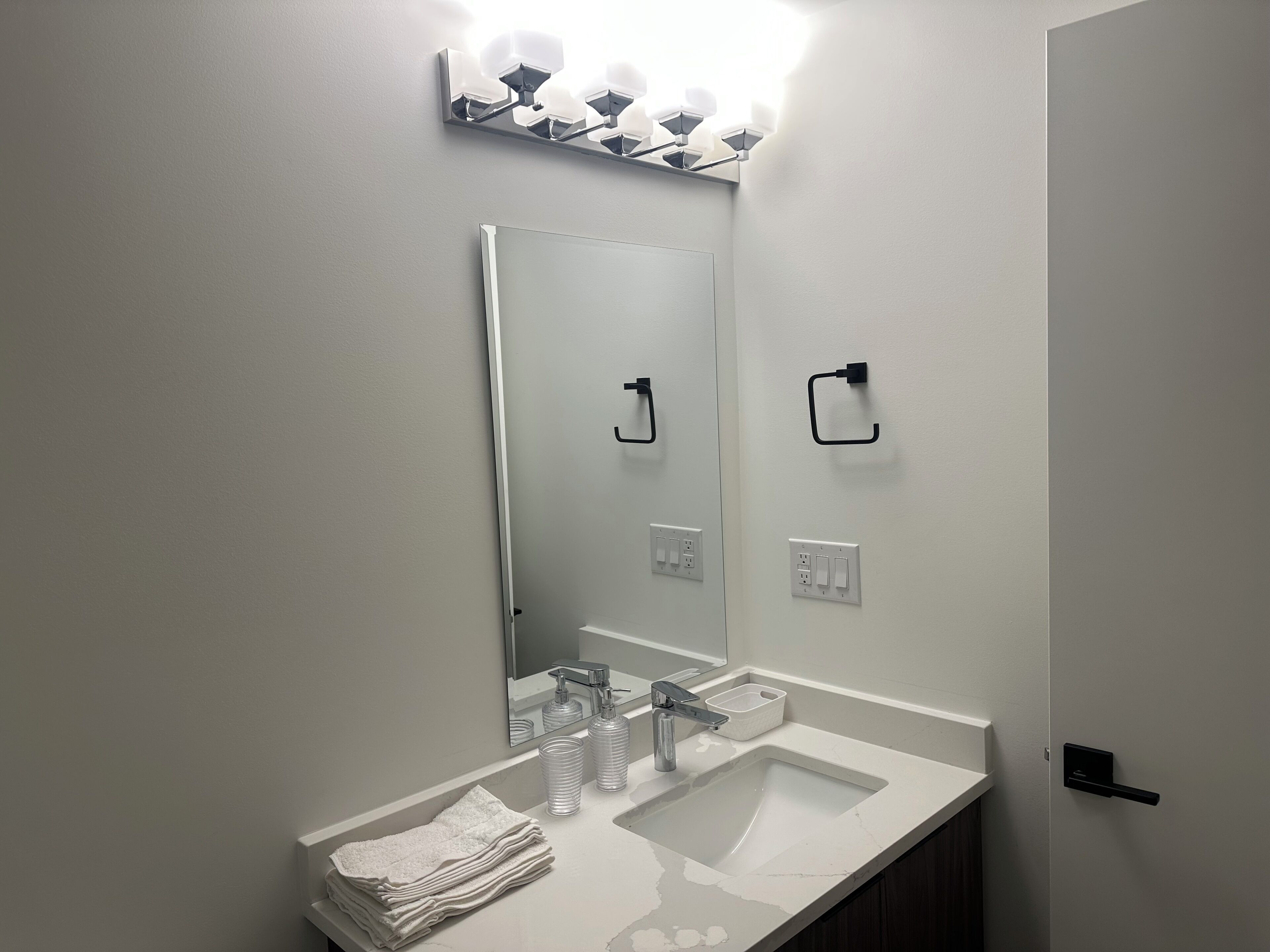 Serviettes fournies, savon, papier de toilette