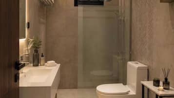 Comfort Apartment 111 | Baño | Ducha, zapatillas, toallas y jabón