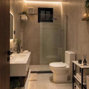 Comfort Apartment 111 | Phòng tắm | Buồng tắm vòi sen, dép đi trong nhà, khăn tắm, xà phòng