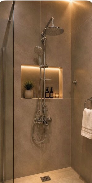 Studio | Salle de bain | Douche, chaussons, serviettes fournies, savon