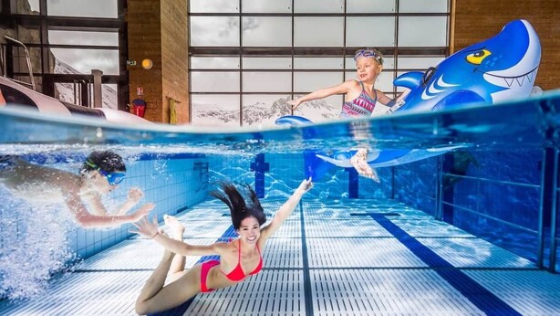 An indoor swimming pool with clear water, a shark float, and a tiled floor. - Studio "Le Chamois" in Tignes Val Claret (Tignes)