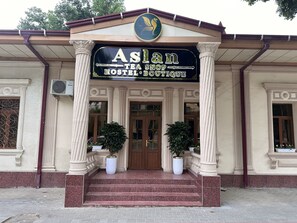Exterior detail - Aslan Hostel (Samarqand)