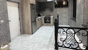 Una cocina moderna con horno integrado, microondas y refrigerador.