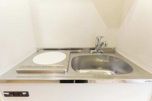 Mikrowelle, Herdplatte, Kochgeschirr/Geschirr/Besteck