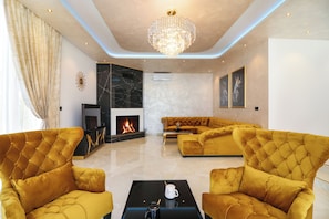 Un salon moderne avec une cheminée, deux canapés et une table basse.