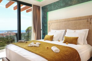 Une chambre d’hôtel avec un grand lit, une vue sur la ville et un balcon.