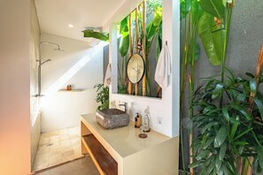 Dutxa, assecador de cabells, bidet i tovalloles 