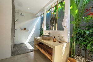 Shower, hair dryer, bidet, towels - Bingin Villas: Luxury, Concierge & Security (Badung)