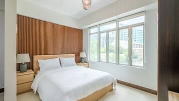 Desk, iron/ironing board, WiFi, bed sheets