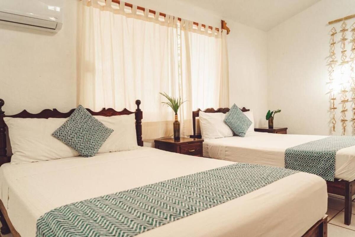 Tabla de planchar con plancha, wifi gratis y ropa de cama 