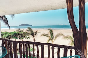 Classic House, 3 Bedrooms, Beach View, Beachfront | Teres/patio