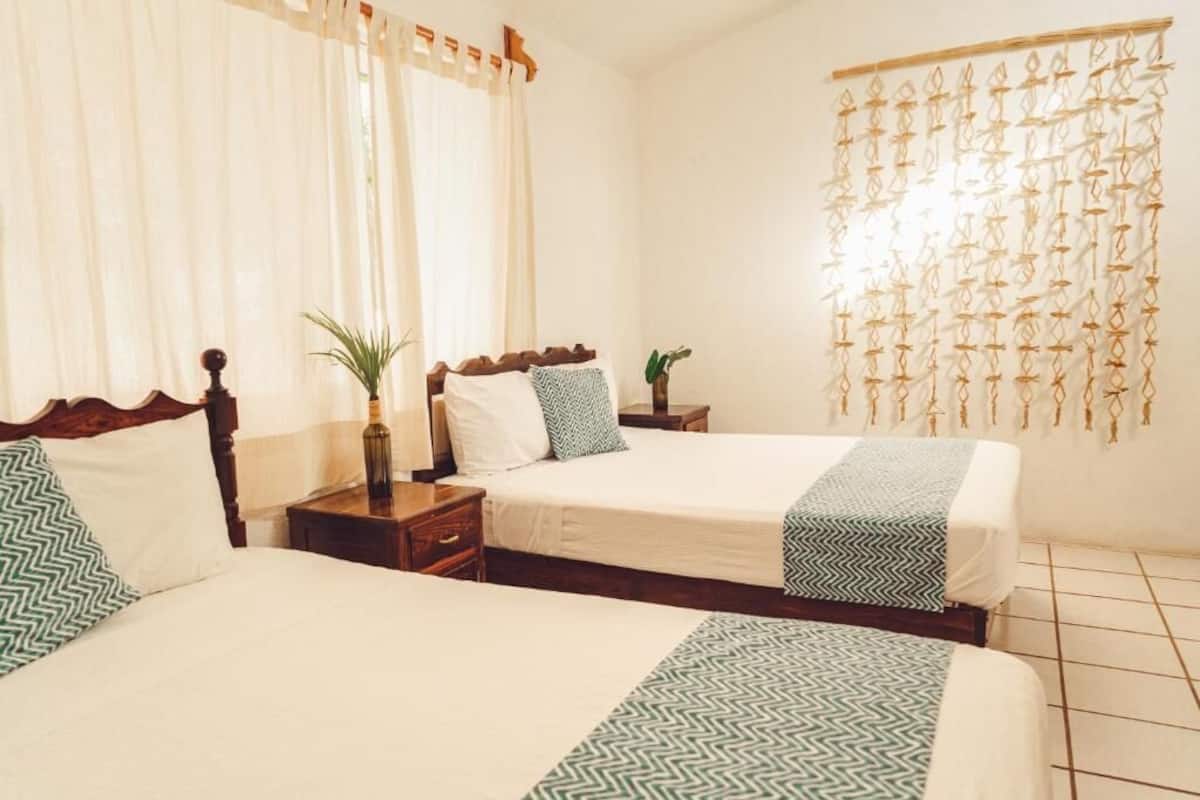 Bungalow, 2 camas matrimoniales, cocina, vista al jardín | Tabla de planchar con plancha, wifi gratis y ropa de cama