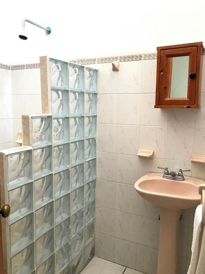 Bungalow, 2 camas dobles, cocina, vistas al jardín | Baño | Ducha, secador de pelo, toallas y jabón