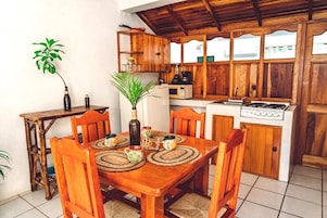 Bungalow, 2 Katil Kelamin (Double), Kitchen, Garden View | Dapur peribadi | Pembancuh kopi/teh, pengisar, pengisar kopi