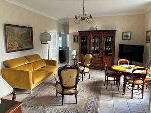 Living area - Vrbo Property (Guidel)